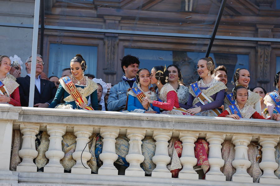 Políticos, toreros, actores, cantantes y famosos del mundo de la cultura en general disfrutan del ambiente festivo que reina estos días en Valencia. Visita de fallas, casales, la mascletà y la Feria de Toros son las fotos más repetidas de las caras conocidas de la sociedad española. Alfred García, de Operación Triunfo.