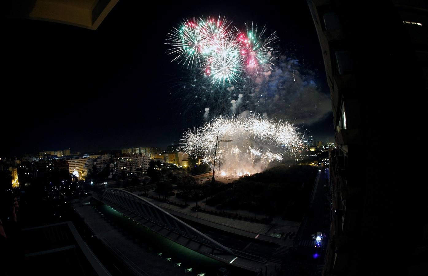 El antiguo cauce del río Turia vivió en la madrugada del lunes al martes una espectacular y novedosa Nit del Foc con grúa y plataformas elevadoras. El castillo de Ricardo Caballer fue la antesala de la cremà de las Fallas de Valencia de 2019.