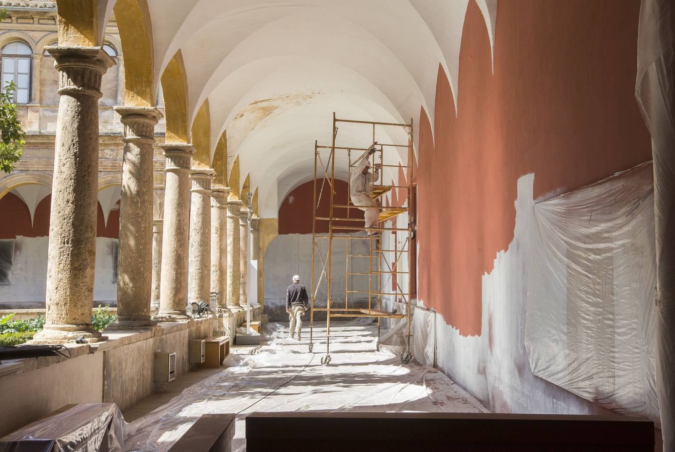 El Centro del Carmen ha eliminado el «arte efímero» del mural de PichiAvo (autor de la falla municipal) en las paredes del claustro renacentista. 