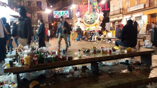 Plaza del Tossal, en una noche de botellón. 