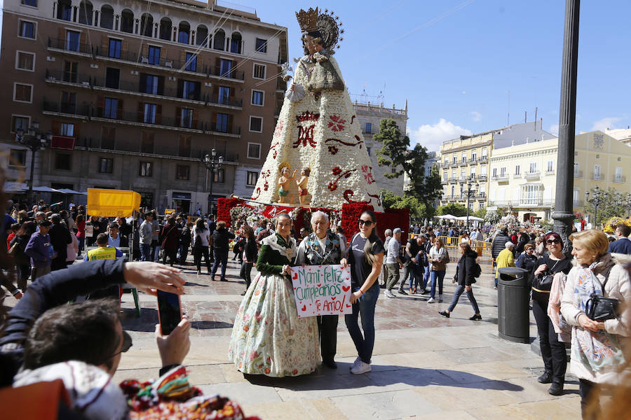 La Ofrenda concluyó este lunes después de que miles de falleros desfilaran para llevar las flores a la Virgen de los Desamparados. Este martes, a la luz del día se ha desvelado ante los ojos de los valencianos el aspecto definitivo del manto de la 'Geperudeta'. Claveles blancos, rojos y rosas componen componen el diseño del vestidor Rafael Chordá. Un floreado manto con el blanco como color predominante y que preside estos días la plaza de la Virgen, ante su basílica.