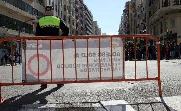 Agente de la Policía Local durante las Fallas de Valencia.