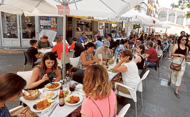 Terraza de un restaurante en la plaza del Mercat, en una imagen reciente.