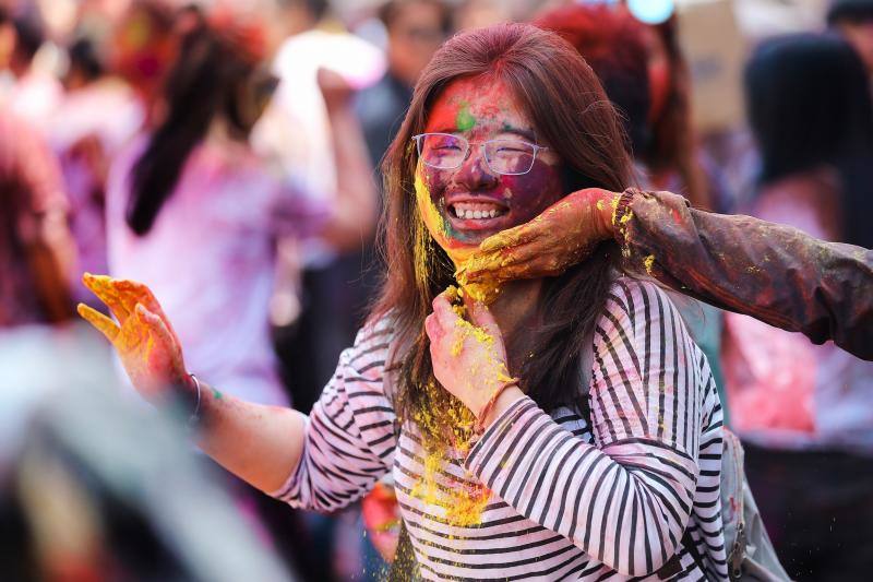 Entre el 20 y el 21 de marzo, como cada año, millones de devotos de la conservadora sociedad de la India pierden el recato en la fiesta más alegre del hinduismo, Holi, y se lanzan a las calles de las ciudades y aldeas en una aventura de jarana para cubrirse con kilos de polvos y tinturas de colores, y venerar a Krishna, el dios del amor, en el día del equinoccio de primavera.