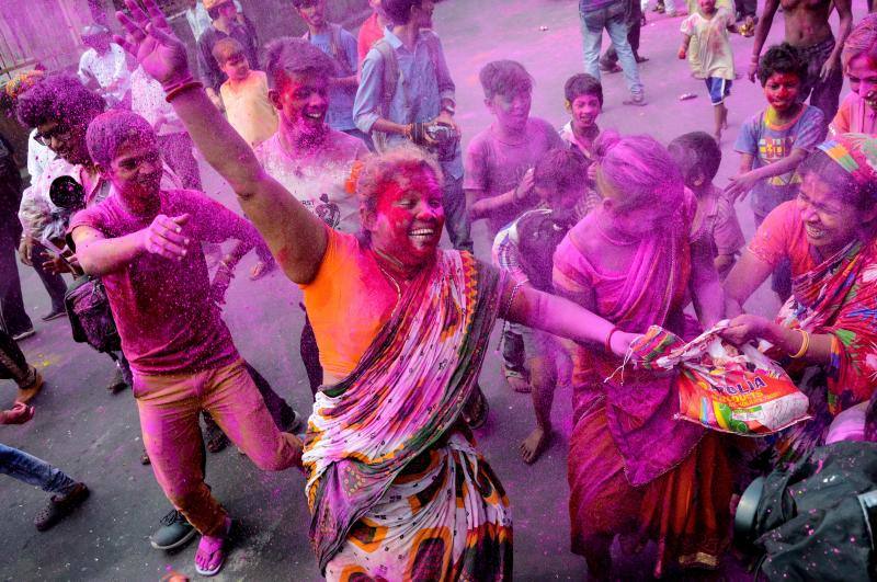 Entre el 20 y el 21 de marzo, como cada año, millones de devotos de la conservadora sociedad de la India pierden el recato en la fiesta más alegre del hinduismo, Holi, y se lanzan a las calles de las ciudades y aldeas en una aventura de jarana para cubrirse con kilos de polvos y tinturas de colores, y venerar a Krishna, el dios del amor, en el día del equinoccio de primavera.