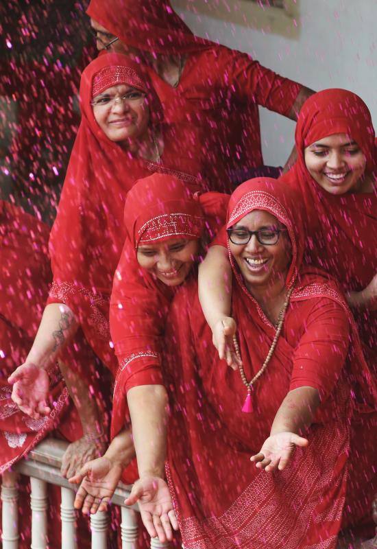 Entre el 20 y el 21 de marzo, como cada año, millones de devotos de la conservadora sociedad de la India pierden el recato en la fiesta más alegre del hinduismo, Holi, y se lanzan a las calles de las ciudades y aldeas en una aventura de jarana para cubrirse con kilos de polvos y tinturas de colores, y venerar a Krishna, el dios del amor, en el día del equinoccio de primavera.