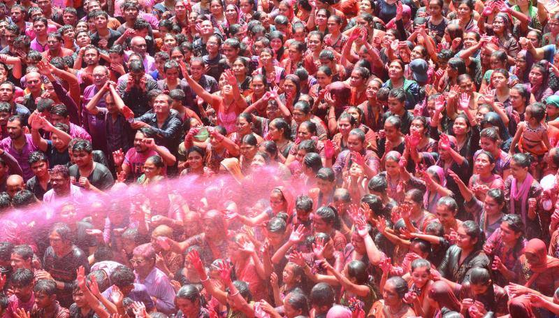 Entre el 20 y el 21 de marzo, como cada año, millones de devotos de la conservadora sociedad de la India pierden el recato en la fiesta más alegre del hinduismo, Holi, y se lanzan a las calles de las ciudades y aldeas en una aventura de jarana para cubrirse con kilos de polvos y tinturas de colores, y venerar a Krishna, el dios del amor, en el día del equinoccio de primavera.