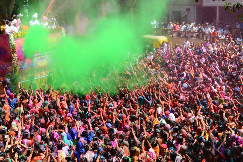Entre el 20 y el 21 de marzo, como cada año, millones de devotos de la conservadora sociedad de la India pierden el recato en la fiesta más alegre del hinduismo, Holi, y se lanzan a las calles de las ciudades y aldeas en una aventura de jarana para cubrirse con kilos de polvos y tinturas de colores, y venerar a Krishna, el dios del amor, en el día del equinoccio de primavera.
