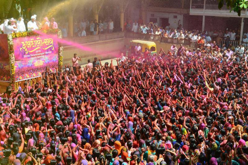 Entre el 20 y el 21 de marzo, como cada año, millones de devotos de la conservadora sociedad de la India pierden el recato en la fiesta más alegre del hinduismo, Holi, y se lanzan a las calles de las ciudades y aldeas en una aventura de jarana para cubrirse con kilos de polvos y tinturas de colores, y venerar a Krishna, el dios del amor, en el día del equinoccio de primavera.