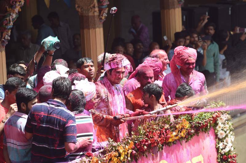 Entre el 20 y el 21 de marzo, como cada año, millones de devotos de la conservadora sociedad de la India pierden el recato en la fiesta más alegre del hinduismo, Holi, y se lanzan a las calles de las ciudades y aldeas en una aventura de jarana para cubrirse con kilos de polvos y tinturas de colores, y venerar a Krishna, el dios del amor, en el día del equinoccio de primavera.