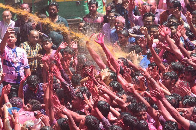Entre el 20 y el 21 de marzo, como cada año, millones de devotos de la conservadora sociedad de la India pierden el recato en la fiesta más alegre del hinduismo, Holi, y se lanzan a las calles de las ciudades y aldeas en una aventura de jarana para cubrirse con kilos de polvos y tinturas de colores, y venerar a Krishna, el dios del amor, en el día del equinoccio de primavera.