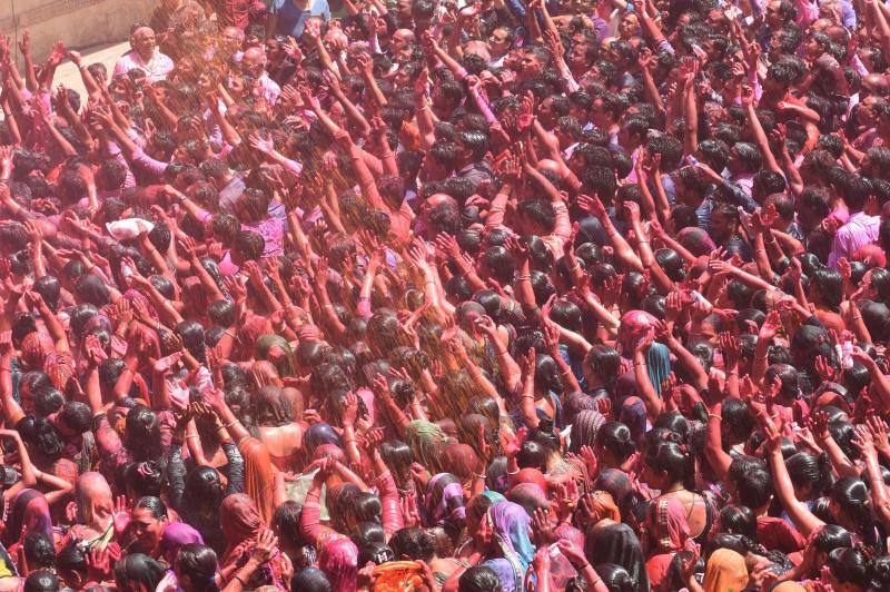 Entre el 20 y el 21 de marzo, como cada año, millones de devotos de la conservadora sociedad de la India pierden el recato en la fiesta más alegre del hinduismo, Holi, y se lanzan a las calles de las ciudades y aldeas en una aventura de jarana para cubrirse con kilos de polvos y tinturas de colores, y venerar a Krishna, el dios del amor, en el día del equinoccio de primavera.