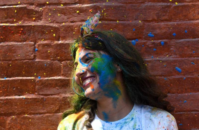Entre el 20 y el 21 de marzo, como cada año, millones de devotos de la conservadora sociedad de la India pierden el recato en la fiesta más alegre del hinduismo, Holi, y se lanzan a las calles de las ciudades y aldeas en una aventura de jarana para cubrirse con kilos de polvos y tinturas de colores, y venerar a Krishna, el dios del amor, en el día del equinoccio de primavera.