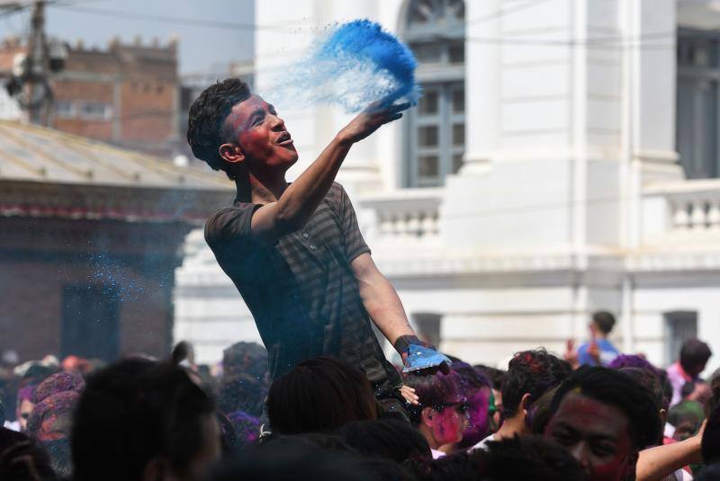Entre el 20 y el 21 de marzo, como cada año, millones de devotos de la conservadora sociedad de la India pierden el recato en la fiesta más alegre del hinduismo, Holi, y se lanzan a las calles de las ciudades y aldeas en una aventura de jarana para cubrirse con kilos de polvos y tinturas de colores, y venerar a Krishna, el dios del amor, en el día del equinoccio de primavera.