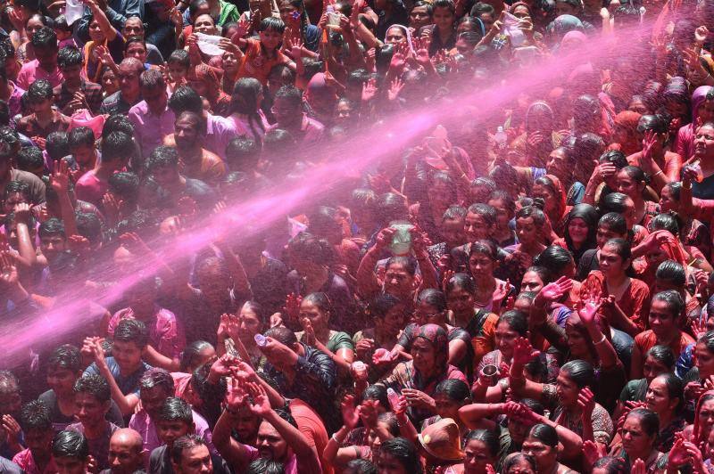 Entre el 20 y el 21 de marzo, como cada año, millones de devotos de la conservadora sociedad de la India pierden el recato en la fiesta más alegre del hinduismo, Holi, y se lanzan a las calles de las ciudades y aldeas en una aventura de jarana para cubrirse con kilos de polvos y tinturas de colores, y venerar a Krishna, el dios del amor, en el día del equinoccio de primavera.