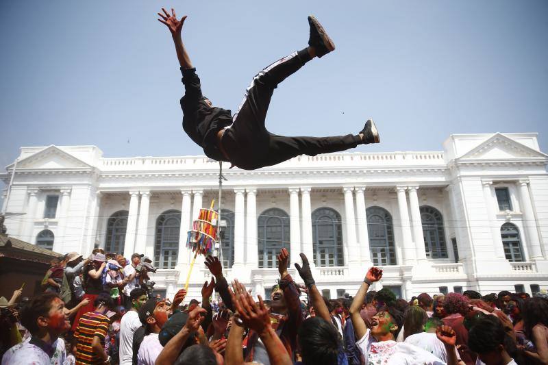 Entre el 20 y el 21 de marzo, como cada año, millones de devotos de la conservadora sociedad de la India pierden el recato en la fiesta más alegre del hinduismo, Holi, y se lanzan a las calles de las ciudades y aldeas en una aventura de jarana para cubrirse con kilos de polvos y tinturas de colores, y venerar a Krishna, el dios del amor, en el día del equinoccio de primavera.