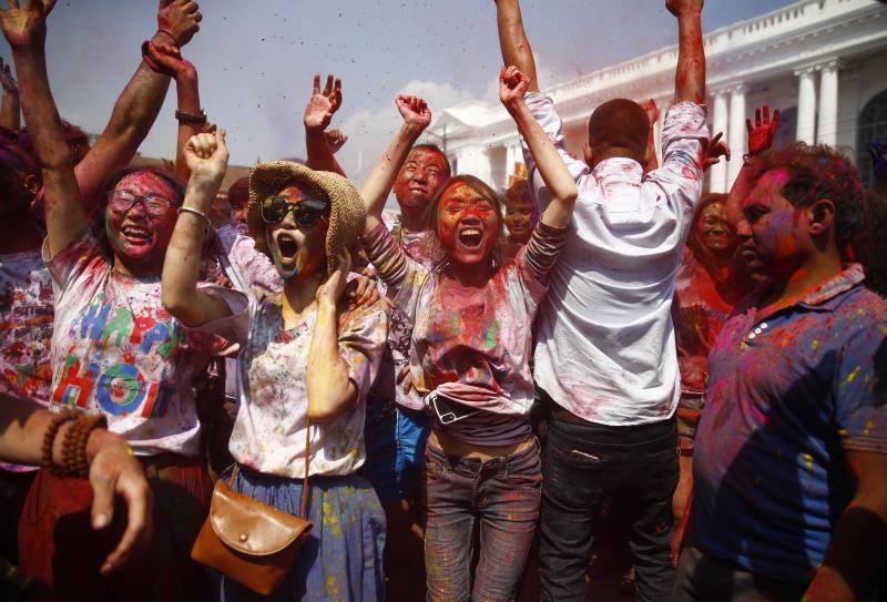 Entre el 20 y el 21 de marzo, como cada año, millones de devotos de la conservadora sociedad de la India pierden el recato en la fiesta más alegre del hinduismo, Holi, y se lanzan a las calles de las ciudades y aldeas en una aventura de jarana para cubrirse con kilos de polvos y tinturas de colores, y venerar a Krishna, el dios del amor, en el día del equinoccio de primavera.