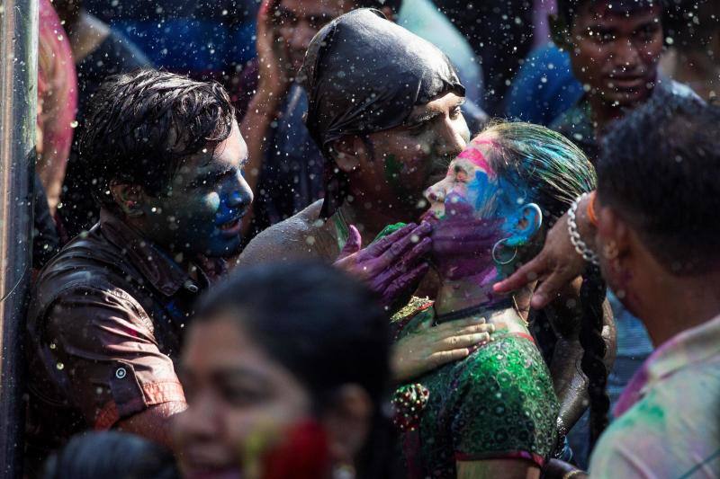 Entre el 20 y el 21 de marzo, como cada año, millones de devotos de la conservadora sociedad de la India pierden el recato en la fiesta más alegre del hinduismo, Holi, y se lanzan a las calles de las ciudades y aldeas en una aventura de jarana para cubrirse con kilos de polvos y tinturas de colores, y venerar a Krishna, el dios del amor, en el día del equinoccio de primavera.