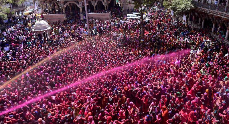 Entre el 20 y el 21 de marzo, como cada año, millones de devotos de la conservadora sociedad de la India pierden el recato en la fiesta más alegre del hinduismo, Holi, y se lanzan a las calles de las ciudades y aldeas en una aventura de jarana para cubrirse con kilos de polvos y tinturas de colores, y venerar a Krishna, el dios del amor, en el día del equinoccio de primavera.