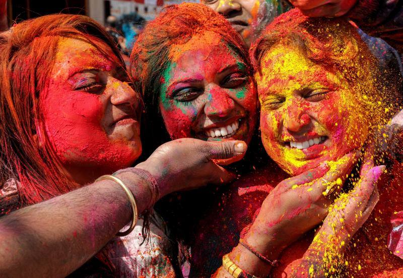 Entre el 20 y el 21 de marzo, como cada año, millones de devotos de la conservadora sociedad de la India pierden el recato en la fiesta más alegre del hinduismo, Holi, y se lanzan a las calles de las ciudades y aldeas en una aventura de jarana para cubrirse con kilos de polvos y tinturas de colores, y venerar a Krishna, el dios del amor, en el día del equinoccio de primavera.