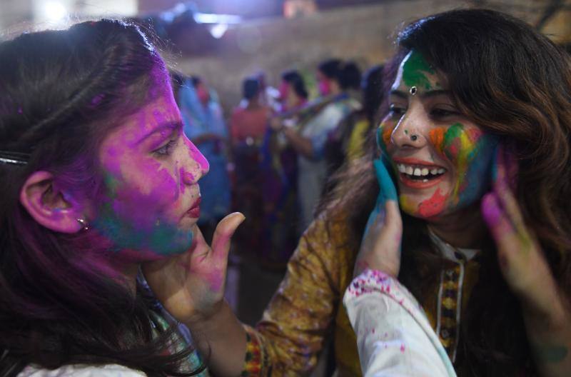 Entre el 20 y el 21 de marzo, como cada año, millones de devotos de la conservadora sociedad de la India pierden el recato en la fiesta más alegre del hinduismo, Holi, y se lanzan a las calles de las ciudades y aldeas en una aventura de jarana para cubrirse con kilos de polvos y tinturas de colores, y venerar a Krishna, el dios del amor, en el día del equinoccio de primavera.