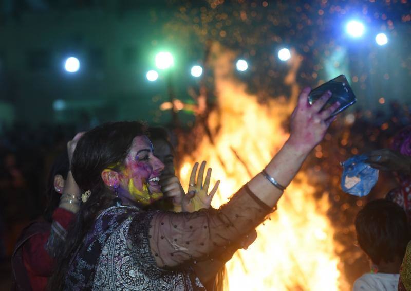 Entre el 20 y el 21 de marzo, como cada año, millones de devotos de la conservadora sociedad de la India pierden el recato en la fiesta más alegre del hinduismo, Holi, y se lanzan a las calles de las ciudades y aldeas en una aventura de jarana para cubrirse con kilos de polvos y tinturas de colores, y venerar a Krishna, el dios del amor, en el día del equinoccio de primavera.