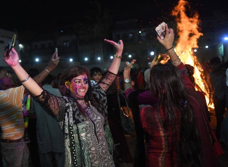 Entre el 20 y el 21 de marzo, como cada año, millones de devotos de la conservadora sociedad de la India pierden el recato en la fiesta más alegre del hinduismo, Holi, y se lanzan a las calles de las ciudades y aldeas en una aventura de jarana para cubrirse con kilos de polvos y tinturas de colores, y venerar a Krishna, el dios del amor, en el día del equinoccio de primavera.