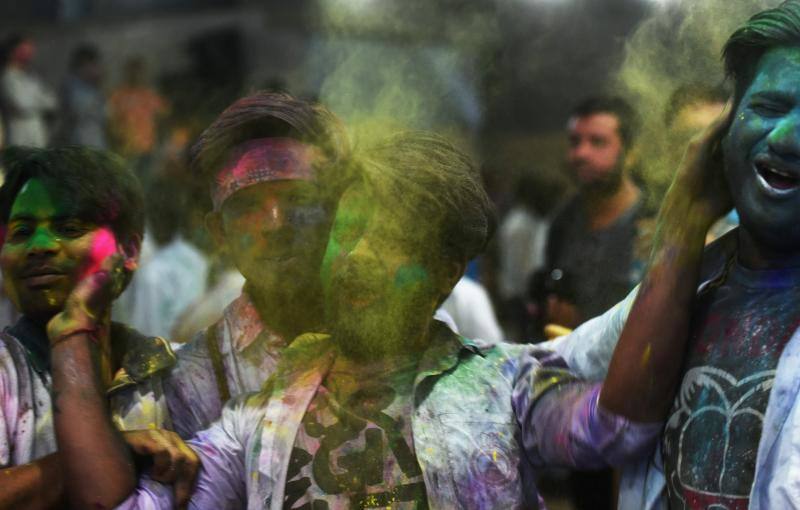 Entre el 20 y el 21 de marzo, como cada año, millones de devotos de la conservadora sociedad de la India pierden el recato en la fiesta más alegre del hinduismo, Holi, y se lanzan a las calles de las ciudades y aldeas en una aventura de jarana para cubrirse con kilos de polvos y tinturas de colores, y venerar a Krishna, el dios del amor, en el día del equinoccio de primavera.