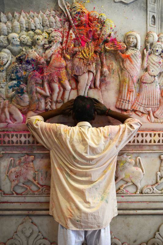 Entre el 20 y el 21 de marzo, como cada año, millones de devotos de la conservadora sociedad de la India pierden el recato en la fiesta más alegre del hinduismo, Holi, y se lanzan a las calles de las ciudades y aldeas en una aventura de jarana para cubrirse con kilos de polvos y tinturas de colores, y venerar a Krishna, el dios del amor, en el día del equinoccio de primavera.