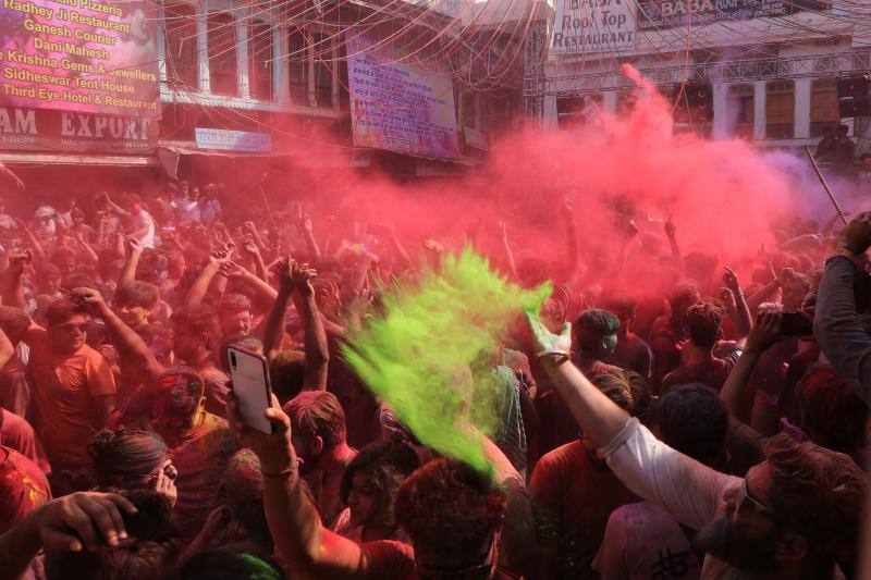 Entre el 20 y el 21 de marzo, como cada año, millones de devotos de la conservadora sociedad de la India pierden el recato en la fiesta más alegre del hinduismo, Holi, y se lanzan a las calles de las ciudades y aldeas en una aventura de jarana para cubrirse con kilos de polvos y tinturas de colores, y venerar a Krishna, el dios del amor, en el día del equinoccio de primavera.