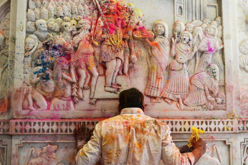 Entre el 20 y el 21 de marzo, como cada año, millones de devotos de la conservadora sociedad de la India pierden el recato en la fiesta más alegre del hinduismo, Holi, y se lanzan a las calles de las ciudades y aldeas en una aventura de jarana para cubrirse con kilos de polvos y tinturas de colores, y venerar a Krishna, el dios del amor, en el día del equinoccio de primavera.