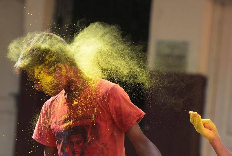 Entre el 20 y el 21 de marzo, como cada año, millones de devotos de la conservadora sociedad de la India pierden el recato en la fiesta más alegre del hinduismo, Holi, y se lanzan a las calles de las ciudades y aldeas en una aventura de jarana para cubrirse con kilos de polvos y tinturas de colores, y venerar a Krishna, el dios del amor, en el día del equinoccio de primavera.