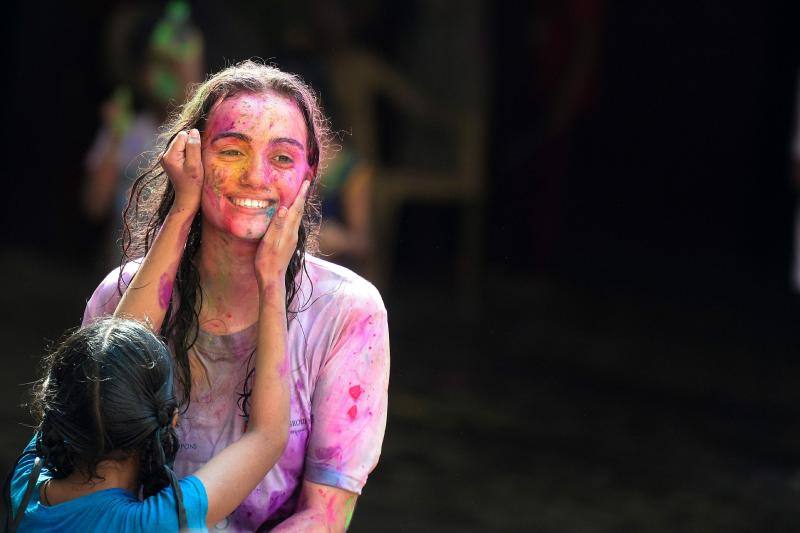 Entre el 20 y el 21 de marzo, como cada año, millones de devotos de la conservadora sociedad de la India pierden el recato en la fiesta más alegre del hinduismo, Holi, y se lanzan a las calles de las ciudades y aldeas en una aventura de jarana para cubrirse con kilos de polvos y tinturas de colores, y venerar a Krishna, el dios del amor, en el día del equinoccio de primavera.