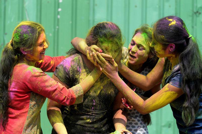 Entre el 20 y el 21 de marzo, como cada año, millones de devotos de la conservadora sociedad de la India pierden el recato en la fiesta más alegre del hinduismo, Holi, y se lanzan a las calles de las ciudades y aldeas en una aventura de jarana para cubrirse con kilos de polvos y tinturas de colores, y venerar a Krishna, el dios del amor, en el día del equinoccio de primavera.