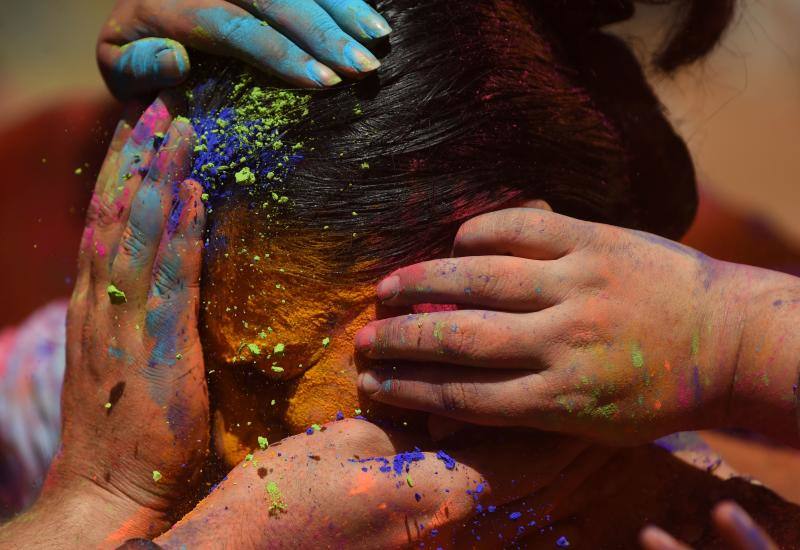 Entre el 20 y el 21 de marzo, como cada año, millones de devotos de la conservadora sociedad de la India pierden el recato en la fiesta más alegre del hinduismo, Holi, y se lanzan a las calles de las ciudades y aldeas en una aventura de jarana para cubrirse con kilos de polvos y tinturas de colores, y venerar a Krishna, el dios del amor, en el día del equinoccio de primavera.