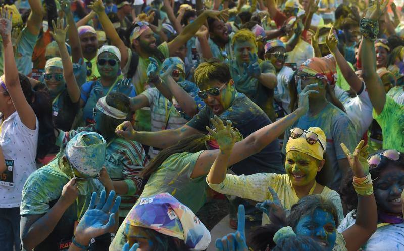 Entre el 20 y el 21 de marzo, como cada año, millones de devotos de la conservadora sociedad de la India pierden el recato en la fiesta más alegre del hinduismo, Holi, y se lanzan a las calles de las ciudades y aldeas en una aventura de jarana para cubrirse con kilos de polvos y tinturas de colores, y venerar a Krishna, el dios del amor, en el día del equinoccio de primavera.