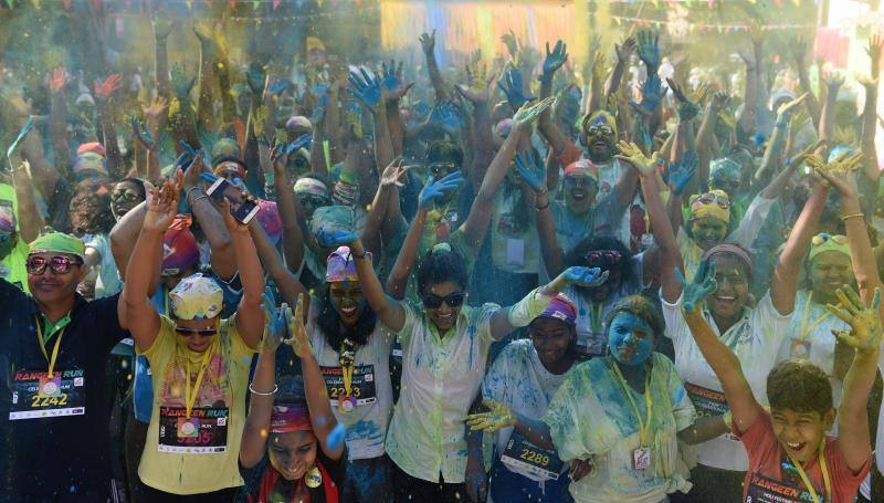 Entre el 20 y el 21 de marzo, como cada año, millones de devotos de la conservadora sociedad de la India pierden el recato en la fiesta más alegre del hinduismo, Holi, y se lanzan a las calles de las ciudades y aldeas en una aventura de jarana para cubrirse con kilos de polvos y tinturas de colores, y venerar a Krishna, el dios del amor, en el día del equinoccio de primavera.