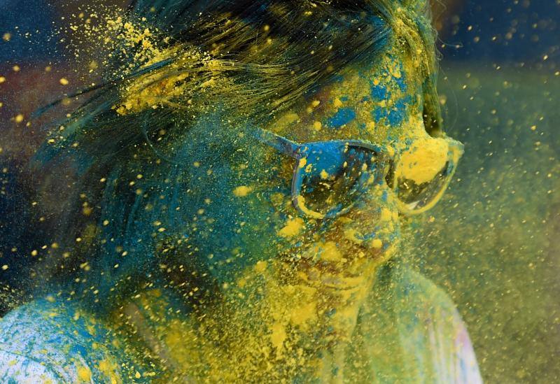 Entre el 20 y el 21 de marzo, como cada año, millones de devotos de la conservadora sociedad de la India pierden el recato en la fiesta más alegre del hinduismo, Holi, y se lanzan a las calles de las ciudades y aldeas en una aventura de jarana para cubrirse con kilos de polvos y tinturas de colores, y venerar a Krishna, el dios del amor, en el día del equinoccio de primavera.