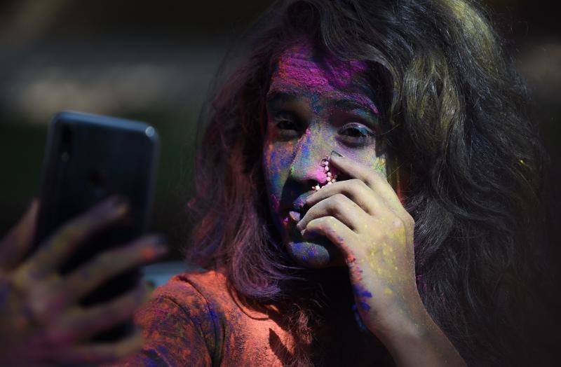 Entre el 20 y el 21 de marzo, como cada año, millones de devotos de la conservadora sociedad de la India pierden el recato en la fiesta más alegre del hinduismo, Holi, y se lanzan a las calles de las ciudades y aldeas en una aventura de jarana para cubrirse con kilos de polvos y tinturas de colores, y venerar a Krishna, el dios del amor, en el día del equinoccio de primavera.