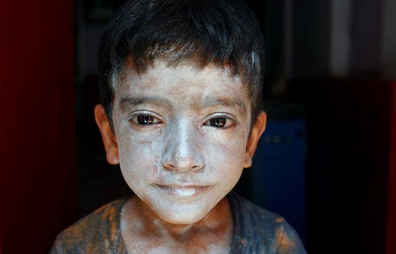 Entre el 20 y el 21 de marzo, como cada año, millones de devotos de la conservadora sociedad de la India pierden el recato en la fiesta más alegre del hinduismo, Holi, y se lanzan a las calles de las ciudades y aldeas en una aventura de jarana para cubrirse con kilos de polvos y tinturas de colores, y venerar a Krishna, el dios del amor, en el día del equinoccio de primavera.