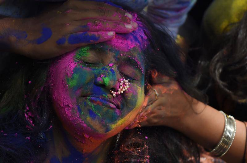 Entre el 20 y el 21 de marzo, como cada año, millones de devotos de la conservadora sociedad de la India pierden el recato en la fiesta más alegre del hinduismo, Holi, y se lanzan a las calles de las ciudades y aldeas en una aventura de jarana para cubrirse con kilos de polvos y tinturas de colores, y venerar a Krishna, el dios del amor, en el día del equinoccio de primavera.