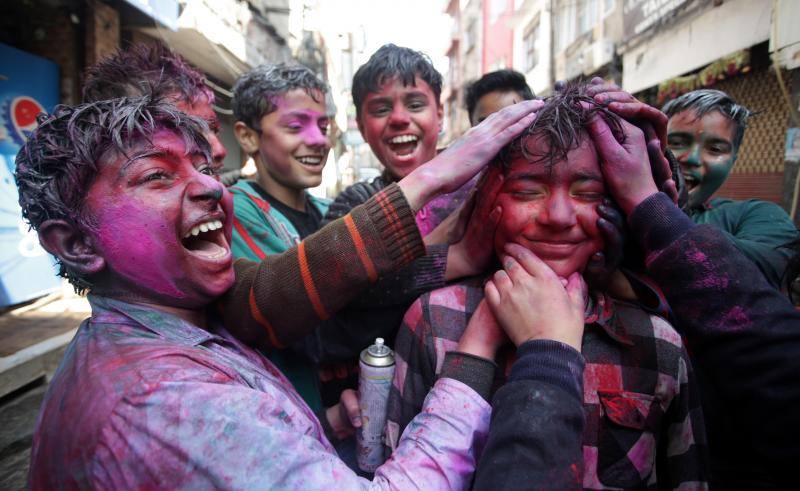 Entre el 20 y el 21 de marzo, como cada año, millones de devotos de la conservadora sociedad de la India pierden el recato en la fiesta más alegre del hinduismo, Holi, y se lanzan a las calles de las ciudades y aldeas en una aventura de jarana para cubrirse con kilos de polvos y tinturas de colores, y venerar a Krishna, el dios del amor, en el día del equinoccio de primavera.