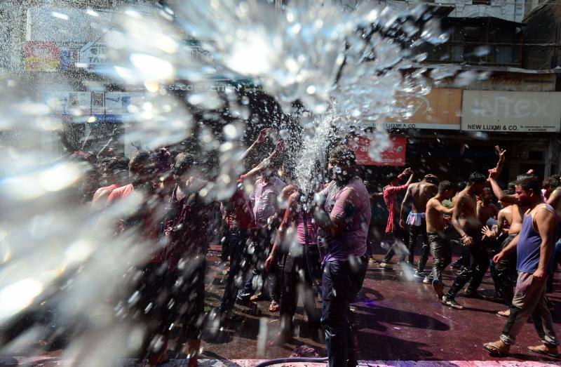 Entre el 20 y el 21 de marzo, como cada año, millones de devotos de la conservadora sociedad de la India pierden el recato en la fiesta más alegre del hinduismo, Holi, y se lanzan a las calles de las ciudades y aldeas en una aventura de jarana para cubrirse con kilos de polvos y tinturas de colores, y venerar a Krishna, el dios del amor, en el día del equinoccio de primavera.