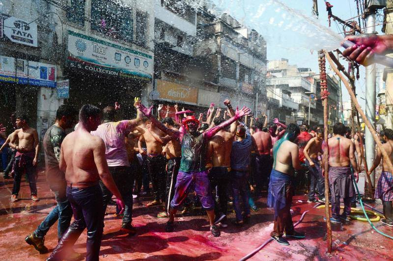 Entre el 20 y el 21 de marzo, como cada año, millones de devotos de la conservadora sociedad de la India pierden el recato en la fiesta más alegre del hinduismo, Holi, y se lanzan a las calles de las ciudades y aldeas en una aventura de jarana para cubrirse con kilos de polvos y tinturas de colores, y venerar a Krishna, el dios del amor, en el día del equinoccio de primavera.