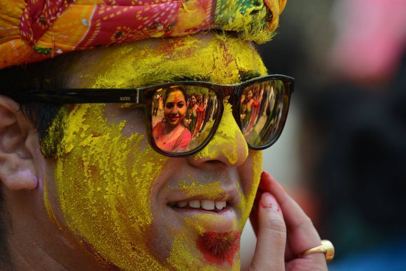 Entre el 20 y el 21 de marzo, como cada año, millones de devotos de la conservadora sociedad de la India pierden el recato en la fiesta más alegre del hinduismo, Holi, y se lanzan a las calles de las ciudades y aldeas en una aventura de jarana para cubrirse con kilos de polvos y tinturas de colores, y venerar a Krishna, el dios del amor, en el día del equinoccio de primavera.