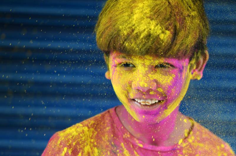 Entre el 20 y el 21 de marzo, como cada año, millones de devotos de la conservadora sociedad de la India pierden el recato en la fiesta más alegre del hinduismo, Holi, y se lanzan a las calles de las ciudades y aldeas en una aventura de jarana para cubrirse con kilos de polvos y tinturas de colores, y venerar a Krishna, el dios del amor, en el día del equinoccio de primavera.