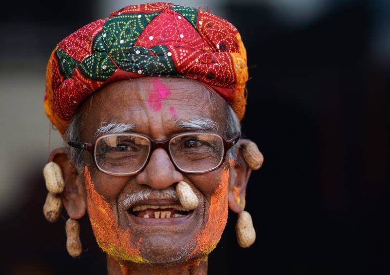 Entre el 20 y el 21 de marzo, como cada año, millones de devotos de la conservadora sociedad de la India pierden el recato en la fiesta más alegre del hinduismo, Holi, y se lanzan a las calles de las ciudades y aldeas en una aventura de jarana para cubrirse con kilos de polvos y tinturas de colores, y venerar a Krishna, el dios del amor, en el día del equinoccio de primavera.