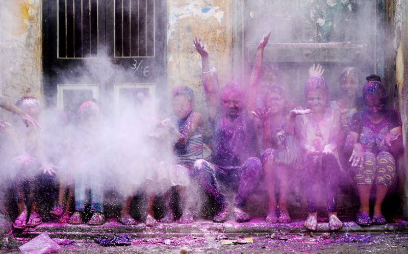 Entre el 20 y el 21 de marzo, como cada año, millones de devotos de la conservadora sociedad de la India pierden el recato en la fiesta más alegre del hinduismo, Holi, y se lanzan a las calles de las ciudades y aldeas en una aventura de jarana para cubrirse con kilos de polvos y tinturas de colores, y venerar a Krishna, el dios del amor, en el día del equinoccio de primavera.