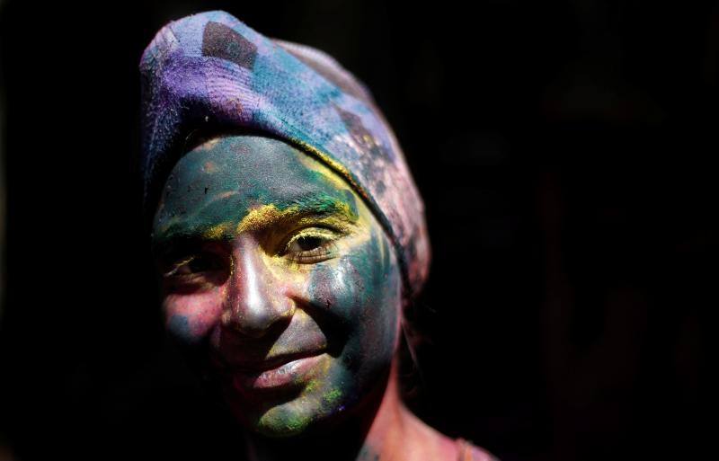 Entre el 20 y el 21 de marzo, como cada año, millones de devotos de la conservadora sociedad de la India pierden el recato en la fiesta más alegre del hinduismo, Holi, y se lanzan a las calles de las ciudades y aldeas en una aventura de jarana para cubrirse con kilos de polvos y tinturas de colores, y venerar a Krishna, el dios del amor, en el día del equinoccio de primavera.