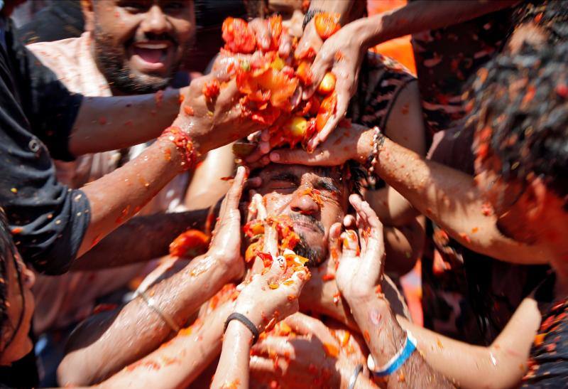 Entre el 20 y el 21 de marzo, como cada año, millones de devotos de la conservadora sociedad de la India pierden el recato en la fiesta más alegre del hinduismo, Holi, y se lanzan a las calles de las ciudades y aldeas en una aventura de jarana para cubrirse con kilos de polvos y tinturas de colores, y venerar a Krishna, el dios del amor, en el día del equinoccio de primavera.
